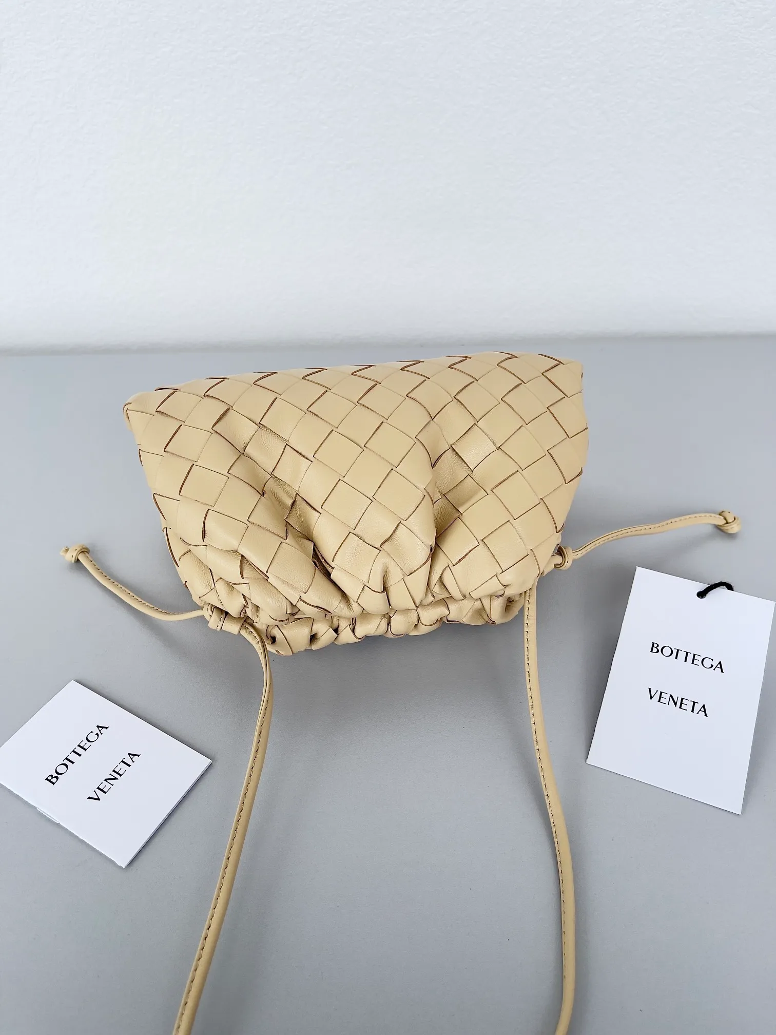 Batch 1260, ready to ship 𝗕𝗼𝘁𝘁𝗲𝗴𝗮 𝗩𝗲𝗻𝗲𝘁𝗮—[The pouch] King fried small size, beautiful, playful and cute , the imported sheepskin is very soft and comfortable, with a bit of a naughty and cool style, it will become your favorite in seconds. The small size can be held in hand or cross-body, so hurry up and get it❤️‍🔥❤️‍🔥 Color: Oatmeal Color: Size: 22*12*7